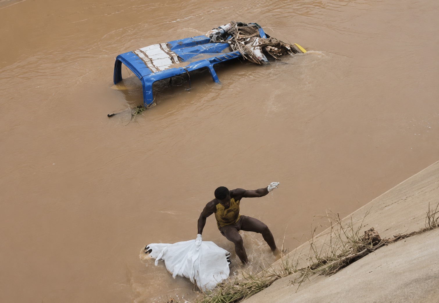 UAE delivers emergency relief for Ghana flood victims